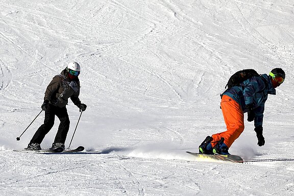 Personen beim Snowboarden