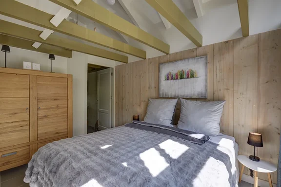 Schlafzimmer mit Doppelbett