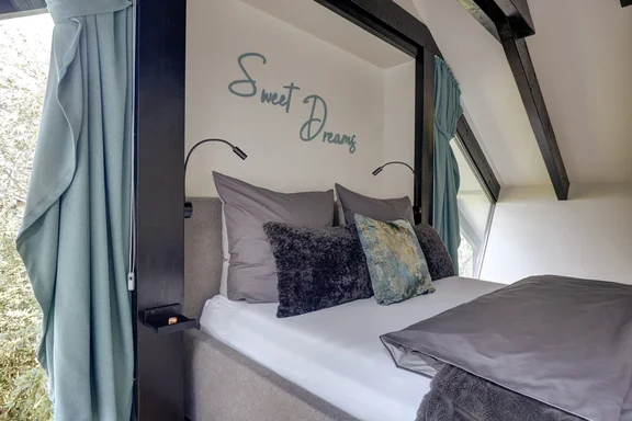 Schlafzimmer mit Doppelbett