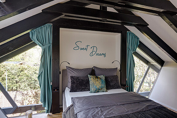 Schlafzimmer mit Doppelbett