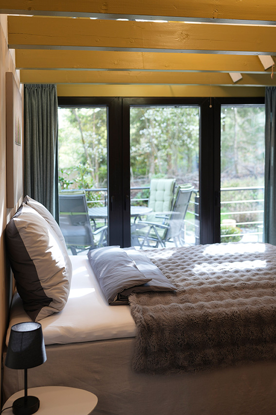unteres Schlafzimmer mit Doppelbett im Ferienhaus Schwalbennest